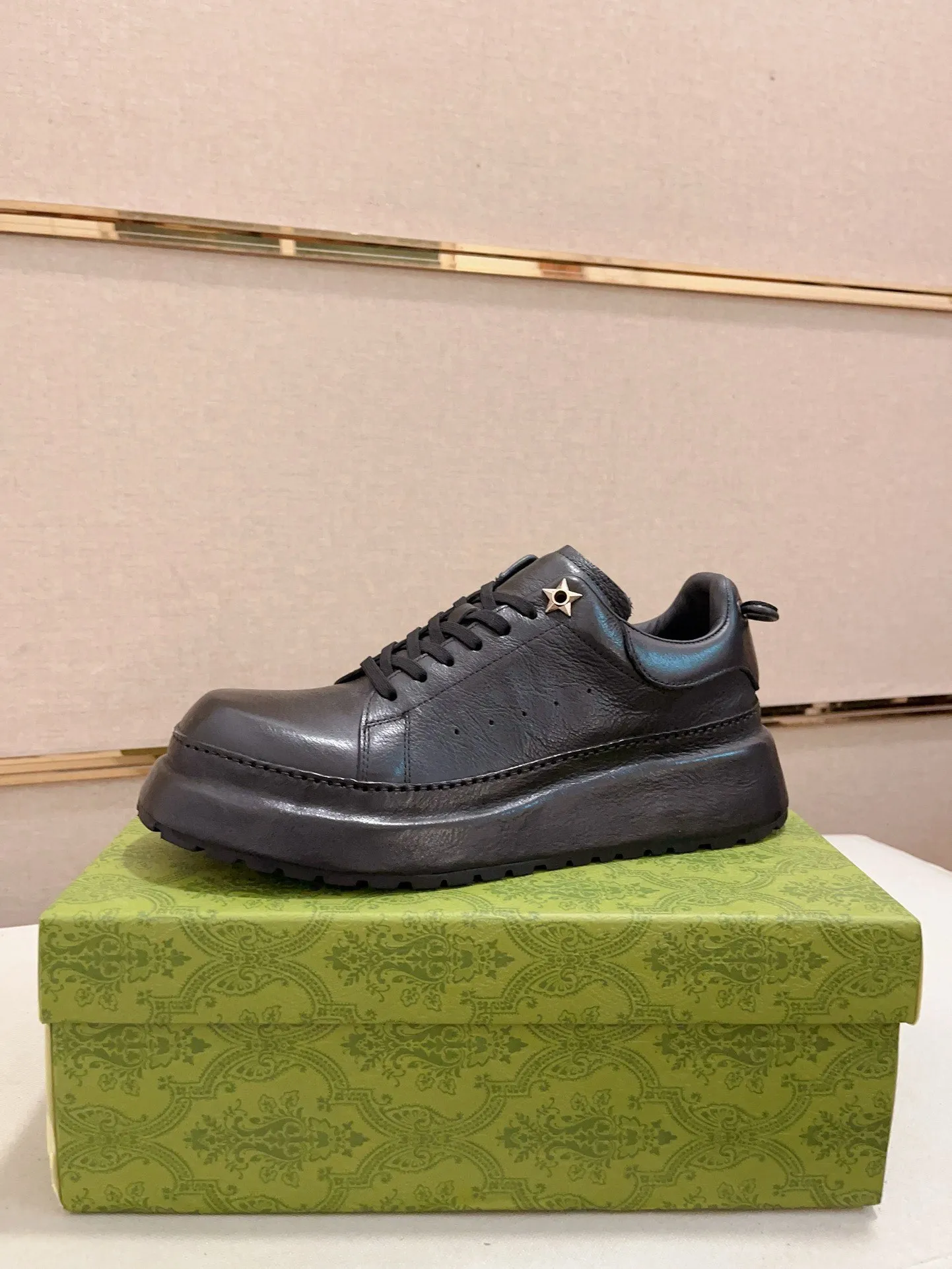 Men's shoes 💰: 680💰 Gucci (Gucci) new men's shoes, sold simultaneously on the official website, made from original orders, uppers made of first-layer cowhide, purely handmade craftsmanship 🌈 High-end first-layer genuine leather lining, original non-slip and wear-resistant outsole, fashionable and versatile, standard size .37-44. Can be customized 45-46